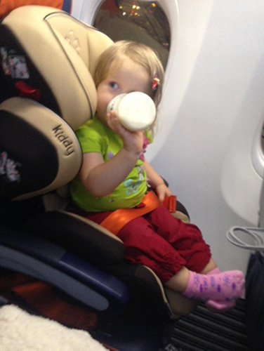 перевезти ребенка в самолете с автокреслом